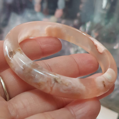 Vòng tay Nữ Bản Hẹ Mới Đá Mã Não Bông Tuyết Hồng nhẹ trắng trong bóng quá đẹp luôn ạ Vòng Ni 53mm  x Cao 11mm x dầy 7mm Nữ Cân nặng 52kg - 55kg đeo xinh tay đẹp lắm ạ