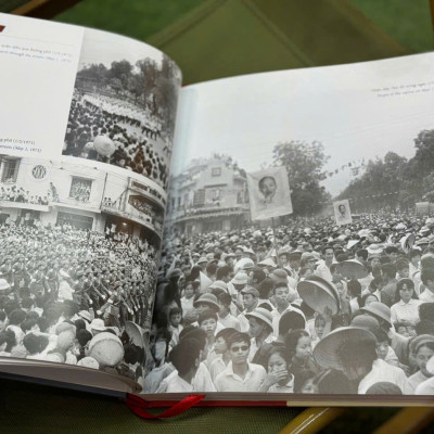 (Sách ảnh song ngữ) A80: TỔ QUỐC TRONG TIM – NXB Thông Tấn