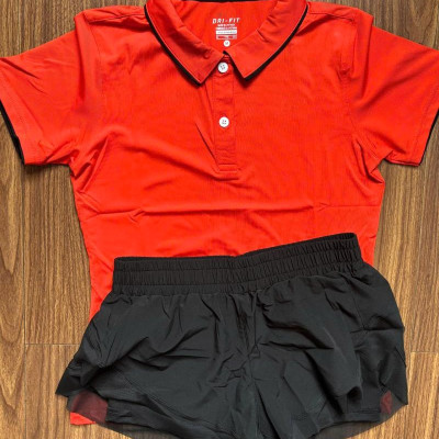 Set đồ nữ gồm áo thun cổ trụ và quần đùi 2 lớp phong cách thể thao sang trọng