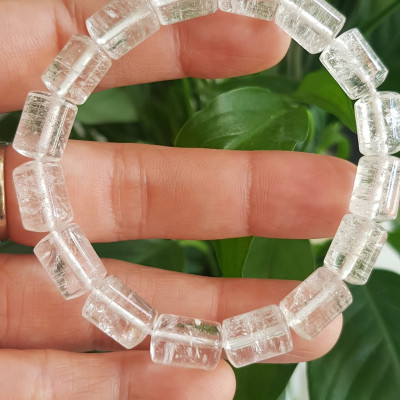 Vòng tay đá thạch anh trắng trong khúc mới đẹp size hạt 8mm x dài 11mm Chất liệu đá thạch anh trắng tự nhiên Rất hợp nữ mệnh kim mệnh Thủy các anh nam thích đeo vòng tay hạt size nhỏ thì đây ạ 