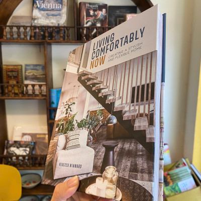 Sách - Living Comfortably Now: Creating A Stylish and Flexible Home by Rebecca Winward