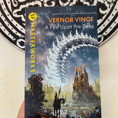 Sách - A Fire Upon the Deep by Vernor Vinge | Award-Winning SF Masterworks English Science Fiction