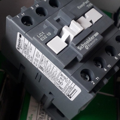 Công tắc Contactor 32A coil 220VAC Schneider LC1E3210M5 / M7