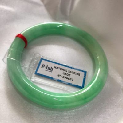 Chiếc Vòng Tay Đá Ngọc Cẩm Thạch Tự Nhiên Vip Lý Đẹp Ni 53mm x chột 8,2mm kiểm định kèm giấy chứng nhận P Lab Ni 296637 Màu Xanh Lý Tươi trắng xanh nhẹ bóng mượt sịn sang nữ 52kg - 60kg đeo ạ