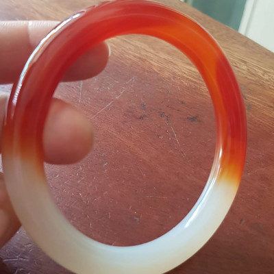 Vòng tay đá mã não rẻ đẹp Đỏ đậm đẹp 1 bên trắng 1 bên Vòng Ni 60mm x chột to 10mm Nữ 60kg - 75kg đeo rất xinh tay ạ