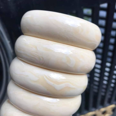 VÒNG TAY NAM GIẢ NGÀ HAY GỌI LÀ XƯƠNG MỸ NGHỆ BẢN VÂN TRƠN  SIZE VÒNG 60mm x cao 20mm x dầy 13mm  NAM 53KG - 60KG ĐEO ĐẸP Ạ