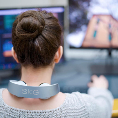 Máy mát-xa Cổ SKG P7-Pro massage xung điện, con xoay vật lý,chườm nóng hồng ngoại, mang đi làm, đi công tác, du lịch tiện lợi giảm stress, đau mỏi