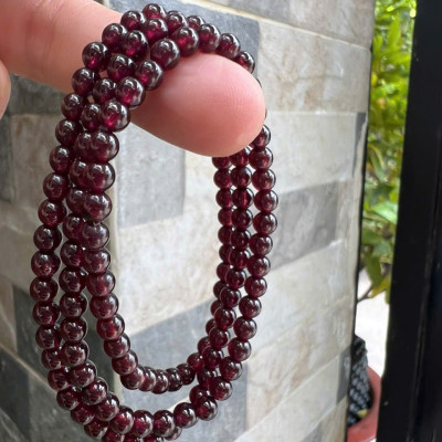 Vòng Tay Chuỗi Nữ Đá Garnet Đỏ Rượu quấn 3 vòng size hạt 4mm các Chị Em Phụ Nữ đeo lên tay xinh đẹp may mắn ạ