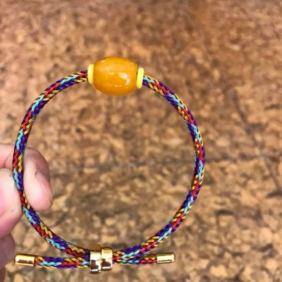 CHIẾC VÒNG TAY NỮ MỆNH KIM THỔ THỦY CHẤT LIỆU ĐÁ MÃ NÃO VÀNG DÂY MÀU ĐẸP FREE SIZE NỮ ĐEO ĐƯỢC HẾT Ạ