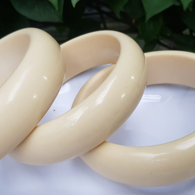 Vòng Tay Nam Giả Ngà hay gọi Xương Mỹ Nghệ Ni to 72mm x cao 22mm x dầy 10mm Nam tay tròn đeo tầm 80kg - 90kg hơn đeo ạ