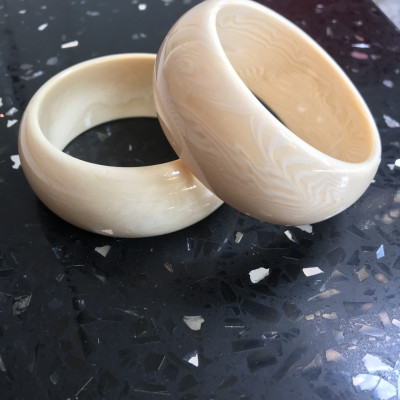 Vòng Nam Mới Giả Ngà hay Xương Mỹ Nghệ Bản Hẹ to Ni 65mm cao 29mm dầy 13mm Nam Tay vừa 62kg - 75kg đeo rẻ đẹp ạ