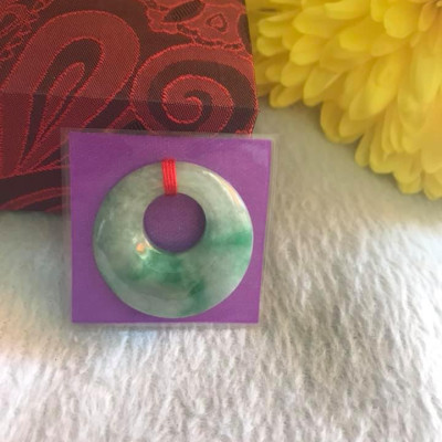 Mặt Dây Chuyền ĐỒNG ĐIẾU KIỂU TRÒN GIỮA TO ĐÁ Cẩm Thạch Tự Nhiên  Size 29mm x Dầy 7mm x Đk tròn bên trong 12mm  MÀU XANH NGỌC CẨM THẠCH LÊN XANH LÁ ĐẬM ĐẸP Nữ làm mặt Dây Chuyền KIỂU Đeo Đẹp ạ