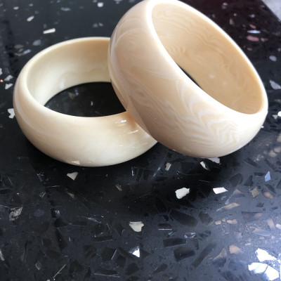 Vòng Nam Mới Giả Ngà hay Xương Mỹ Nghệ Bản Hẹ to Ni 65mm cao 29mm dầy 13mm Nam Tay vừa 62kg - 75kg đeo rẻ đẹp ạ