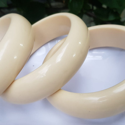 Vòng Tay Nam Giả Ngà hay gọi Xương Mỹ Nghệ Ni to 72mm x cao 22mm x dầy 10mm Nam tay tròn đeo tầm 80kg - 90kg hơn đeo ạ