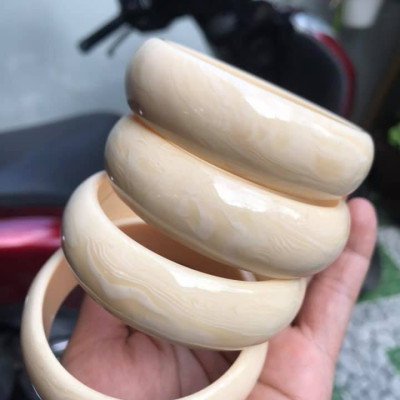 VÒNG TAY NAM GIẢ NGÀ HAY GỌI LÀ XƯƠNG MỸ NGHỆ BẢN VÂN TRƠN  SIZE VÒNG 60mm x cao 20mm x dầy 13mm  NAM 53KG - 60KG ĐEO ĐẸP Ạ