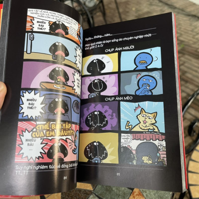 (Combo 7 quyển Mèo Mốc) MÈO MỐC 2 - CHUYỆN ĐÈN ĐỎ VÀ CÁI LỖ ĐEN VŨ TRỤ - MÈO MỐC - HÃY NGẮMÀU XÁM - MÈO MỐC & THẾ GIỚI DIỆU KỲ MÀU XÁM - MÈO MỐC: Ơ, SINH NHẬT RỒI NÀY? (tái bản 2021)