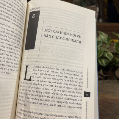 (Tủ sách Hiểu Thực Tại) Bộ tứ Ma trận truyền thông: Nguồn gốc cảm xúc - Bí ẩn sống động của bộ não – Lisa Feldman Barrett - Phương Mạnh dịch – Lyceum – Nxb Dân Trí 