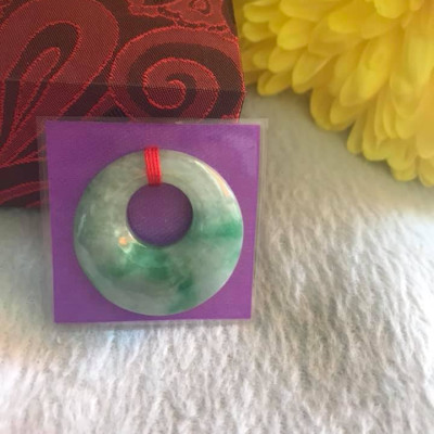 Mặt Dây Chuyền ĐỒNG ĐIẾU KIỂU TRÒN GIỮA TO ĐÁ Cẩm Thạch Tự Nhiên  Size 29mm x Dầy 7mm x Đk tròn bên trong 12mm  MÀU XANH NGỌC CẨM THẠCH LÊN XANH LÁ ĐẬM ĐẸP Nữ làm mặt Dây Chuyền KIỂU Đeo Đẹp ạ