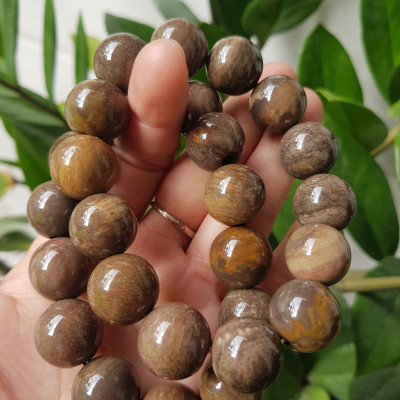 Vòng Gỗ Hóa Thạch Nam 16mm Màu Sáng Bóng Tự nhiên Gỗ Hóa Thạch Đẹp Nam đeo size vòng 16mm sang tay ạ