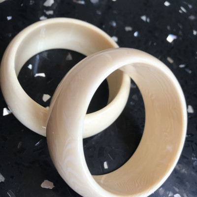 Vòng Nam Mới Giả Ngà hay Xương Mỹ Nghệ Bản Hẹ to Ni 65mm cao 29mm dầy 13mm Nam Tay vừa 62kg - 75kg đeo rẻ đẹp ạ