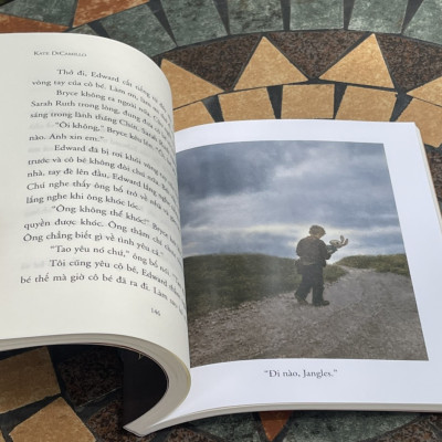 (Tái bản 2023 – Minh hoạ màu) CHUYẾN PHIÊU LƯU KỲ DIỆU CỦA EDWARD TULANE – Kate DiCamillo – Phương Huyên dịch – Nhã Nam 