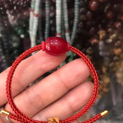 CHIẾC VÒNG TAY MẮN MẮN LU THỐNG ĐỎ ĐỎ ĐẬM TRÒN HẠT TO ĐẬM ĐẸP  CHẤT LIỆU ĐÁ MÃ NÃO DÂY ĐỎ DÂY ĐEN CÓ KHOEN MỚI CHỈNH THEO TAY  HỢP MỆNH HỎA MỆNH THỔ Ạ