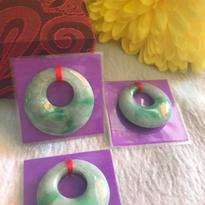 Mặt Dây Chuyền ĐỒNG ĐIẾU KIỂU TRÒN GIỮA TO ĐÁ Cẩm Thạch Tự Nhiên  Size 29mm x Dầy 7mm x Đk tròn bên trong 12mm  MÀU XANH NGỌC CẨM THẠCH LÊN XANH LÁ ĐẬM ĐẸP Nữ làm mặt Dây Chuyền KIỂU Đeo Đẹp ạ