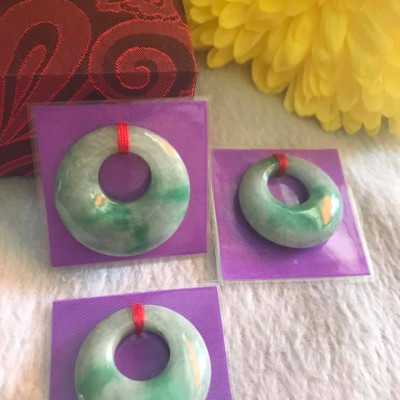 Mặt Dây Chuyền ĐỒNG ĐIẾU KIỂU TRÒN GIỮA TO ĐÁ Cẩm Thạch Tự Nhiên  Size 29mm x Dầy 7mm x Đk tròn bên trong 12mm  MÀU XANH NGỌC CẨM THẠCH LÊN XANH LÁ ĐẬM ĐẸP Nữ làm mặt Dây Chuyền KIỂU Đeo Đẹp ạ