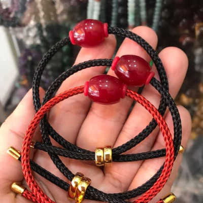 CHIẾC VÒNG TAY MẮN MẮN LU THỐNG ĐỎ ĐỎ ĐẬM TRÒN HẠT TO ĐẬM ĐẸP  CHẤT LIỆU ĐÁ MÃ NÃO DÂY ĐỎ DÂY ĐEN CÓ KHOEN MỚI CHỈNH THEO TAY  HỢP MỆNH HỎA MỆNH THỔ Ạ