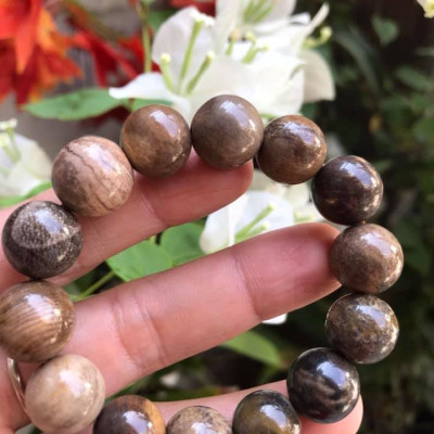 Vòng Gỗ Hóa Thạch Màu Vân Tự Nhiên Bóng Đẹp  Nam Đeo 14mm Màu Nâu Sáng Bóng Vàng Nhẹ  Nam đeo vào tay đẹp sang tốt rẻ nữa ạ