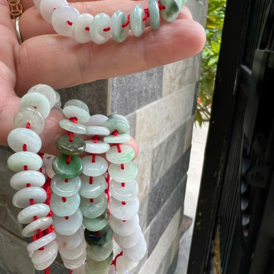 Vòng Tay Dây Đỏ Đồng Tiền Điếu Đá Cẩm Thạch Trắng Xanh Nhẹ Bóng Đẹp Nữ đeo tay may mắn xinh xắn tài lộc phù hợp cho những ai yêu thích sự đơn giản mà vẫn sang trọng ạ