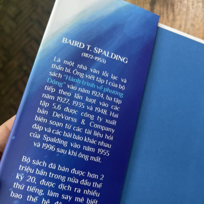 (Tái bản 2023, bìa cứng) [Ấn bản đầy đủ nhất được dịch trọn vẹn từ bộ “Life Teaching of the Masters of the far East” của cố giáo sư Baird T. Spalding]  HÀNH TRÌNH VỀ PHƯƠNG ĐÔNG - AnLe Books dịch - Huy Hoang Bookstore