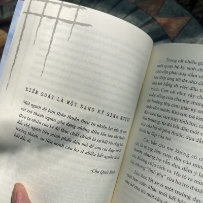 ĐỨA TRẺ HIỂU CHUYỆN THƯỜNG KHÔNG CÓ KẸO ĂN – Nguyên Anh – Nguyệt Lạc dịch – Moon Books – AZ VIETNAM – NXB Văn Học (Bìa mềm)