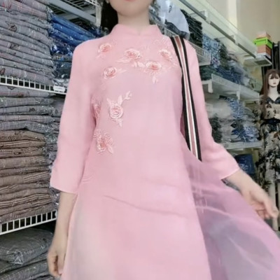 Áo dài cách tân họa tiết sang xinh khác biệt trên nền chất liệu cao cấp.