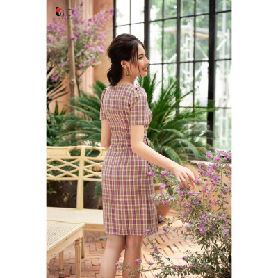 Đầm ôm kẻ caro Tri