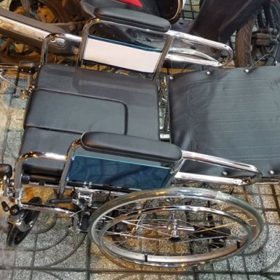 Xe lăn cao cấp đa năng Lucass X607 ngả nằm có bô, thắng và 2 bánh xe chống lật 