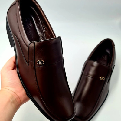 GIÀY NAM DA BÒ,QUAI CÓ GẮN KHUY CHỮ R ĐẸP MẮT