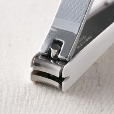 Bấm Móng Tay Inox Hoa Văn Cỡ Lớn Kai Razor 01069-HC3604 (Màu Trắng)