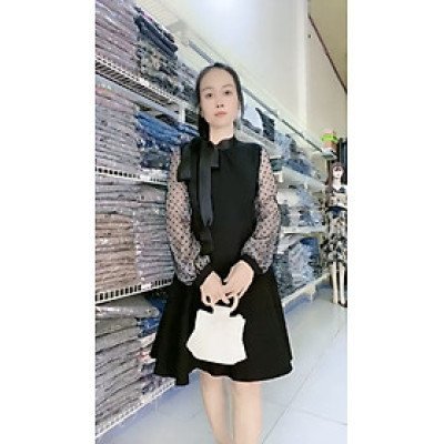 Đầm dự tiệc màu đen sang trọng, gọn người và dễ phối đồ.