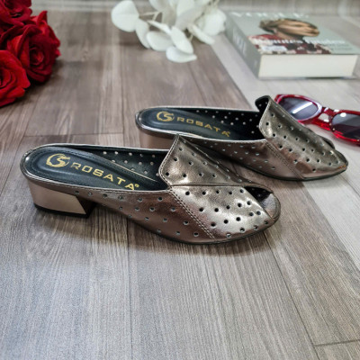 Dép nữ rọ đục lổ, gót vuông ROSATA RO684 - 4p - Bạc - BKSTORE