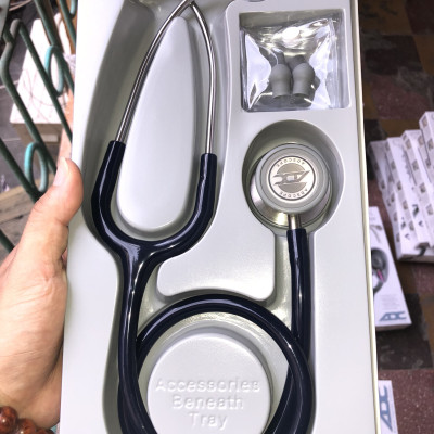 ỐNG NGHE ADC 608 N hai mặt màng phù hợp sử dụng cho cả người lớn và trẻ em, độ nhạy âm thanh cao phù hợp cho khám đa khoa tổng quát