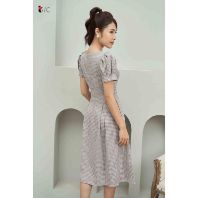 Đầm xòe kẻ caro cổ vuông, tay bồng Tri