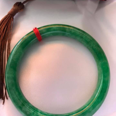 CHIẾC VÒNG TAY ĐÁ CẨM THẠCH ĐẬU LÝ SIZE 54MM MÀU  XANH LÁ BÔNG ĐẸP ĐẸP Ạ NỮ CÂN NẶNG TẦM 52KG - 62KG 