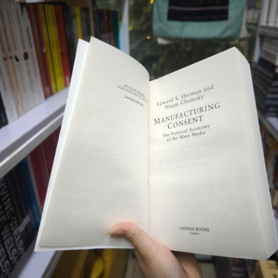 Sách - Manufacturing Consent: The Political Economy of the Mass Media by Noam Chomsky - Politics/Nonfiction/ History