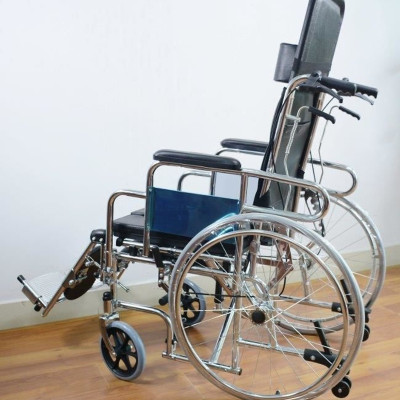 Xe lăn cao cấp đa năng Lucass X607 ngả nằm có bô, thắng và 2 bánh xe chống lật 